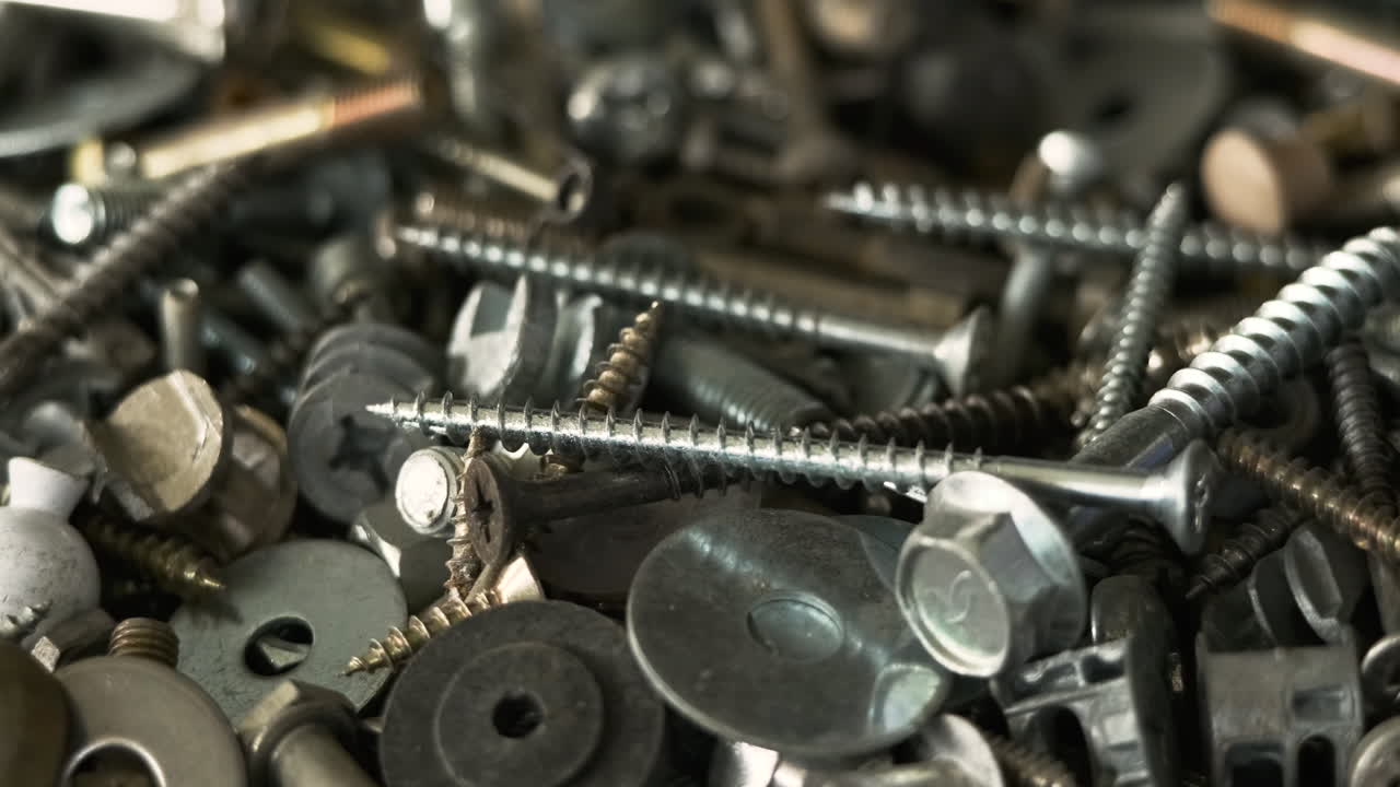 pernos y tornillos cayendo sobre la pila