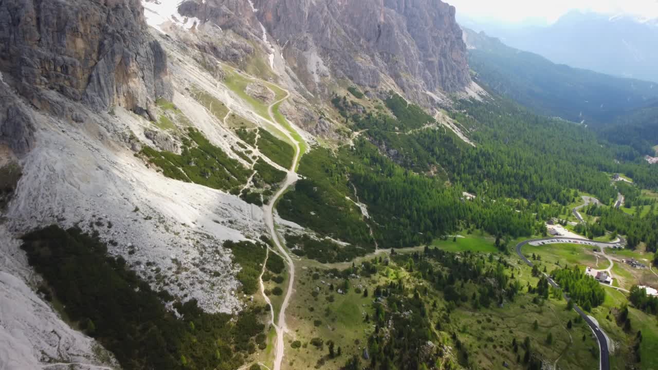 Vista dall'alto del Passo Falzarego nella Provincia di Belluno in Italia