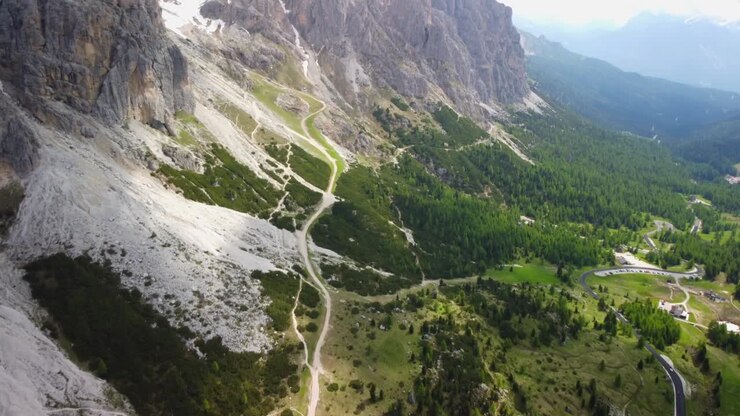 Vista dall'alto del Passo Falzarego nella Provincia di Belluno in Italia
