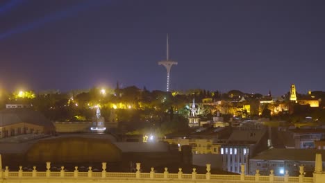 Der-Berühmte-Torre-Telefonica-Calatrava-Blinkt-Bei-Nacht-über-Barcelona