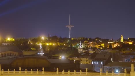 la famosa torre telefónica calatrava brillando sobre barcelona por la noche