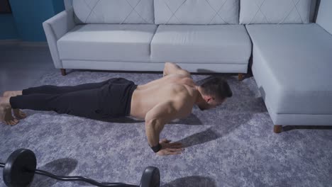 el atleta joven, dinámico y en forma está aplaudiendo y navegando normalmente.