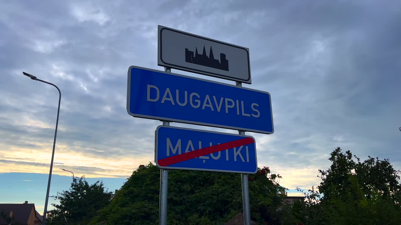 signo de nombre de lugar de la ciudad de daugavpils placa de nombre durante la puesta del sol