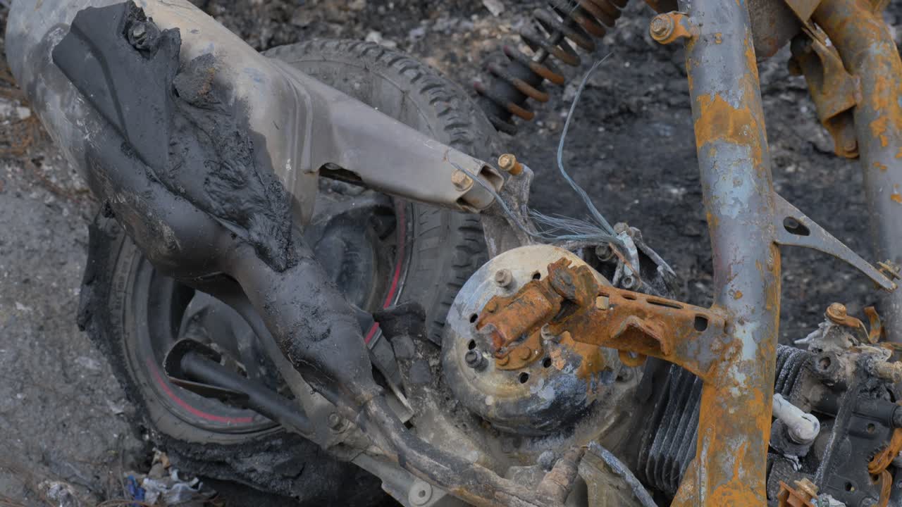 Una moto bruciata giace a Kathmandu dopo le proteste della Generazione Z del 2025. Filmati grezzi che mostrano le conseguenze dei disordini di strada e del caos urbano in Nepal.