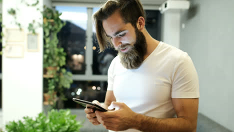 hombre usando tableta digital en casa 4k