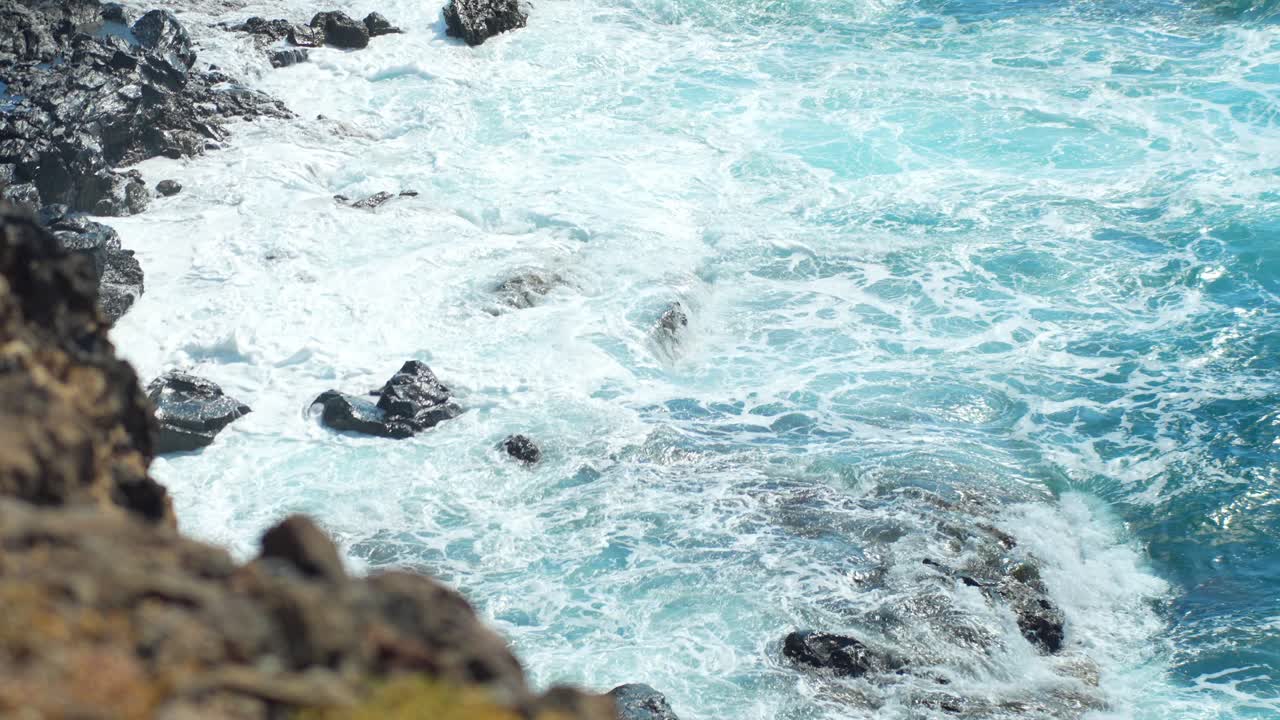 Incredibile ripresa aerea con drone di onde che si infrangono contro la costa rocciosa a Tenerife.