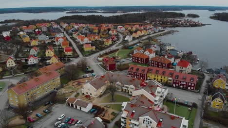 Vista-Aérea-De-Casas-Pintorescas-En-La-Isla-Paradisíaca-Sueca-Salto-En-Karlskrona,-Suecia-10