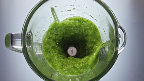 Vegetarischer-Smoothie,-Der-Mit-Dem-Mixer-Zubereitet-Wird,-Nahaufnahme,-Draufsicht.-Vegane-Ernährung.