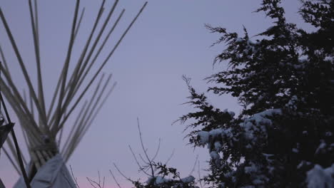 pan de cámara de tipis nativos americanos con bonito cielo