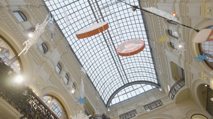 Decorazioni natalizie in un centro commerciale con tetto in vetro