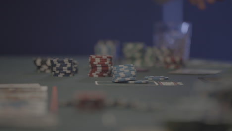 Aufnahme-Einer-Person,-Die-In-Zeitlupe-Ihre-Pokerchips-In-Die-Mitte-Des-Tisches-Wirft