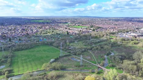 Steel-poles-holding-electric-wires-are-supplying-energy-to-the-city-of-Leicester,-UK