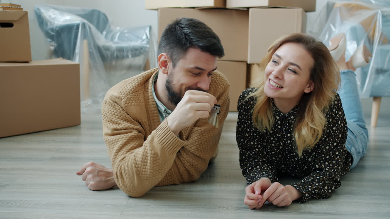 una pareja feliz mudándose.