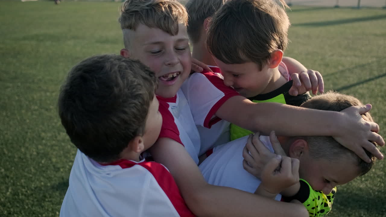joven equipo de fútbol celebrando una victoria