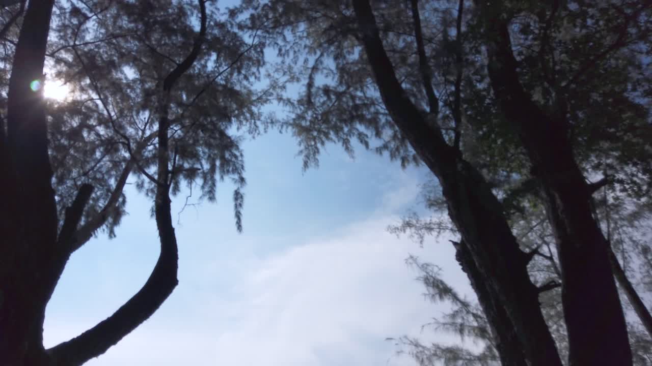 하늘에 약간의 구름과 함께 여름 낮 시간에 약간의 파도가 있는 바다 해안 해변의 풍경