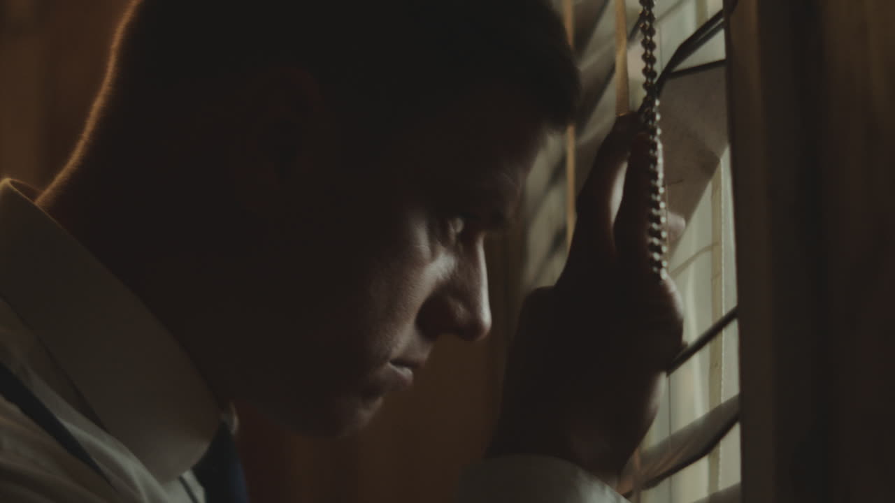 창밖을 바라보는 남자