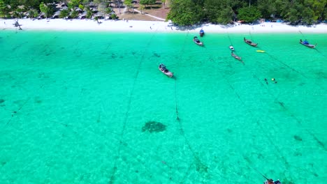 Barcos-De-Cola-Larga-En-La-Playa-De-Ensueño-En-Aguas-Turquesas