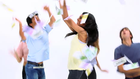 jóvenes felices bailando