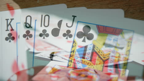 juego de cartas en una mesa de madera con fichas y cartas en primer plano