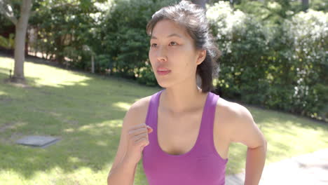 행복한 아시아 여성 스포츠 옷을 입고 은 날 정원에서 달리고, 느린 동작