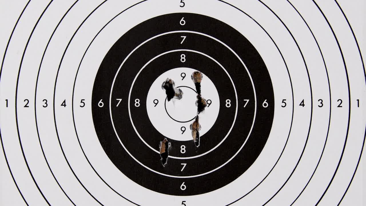 검은색과 색, 총알 구이 있는 카드보드 표적에 총을 고