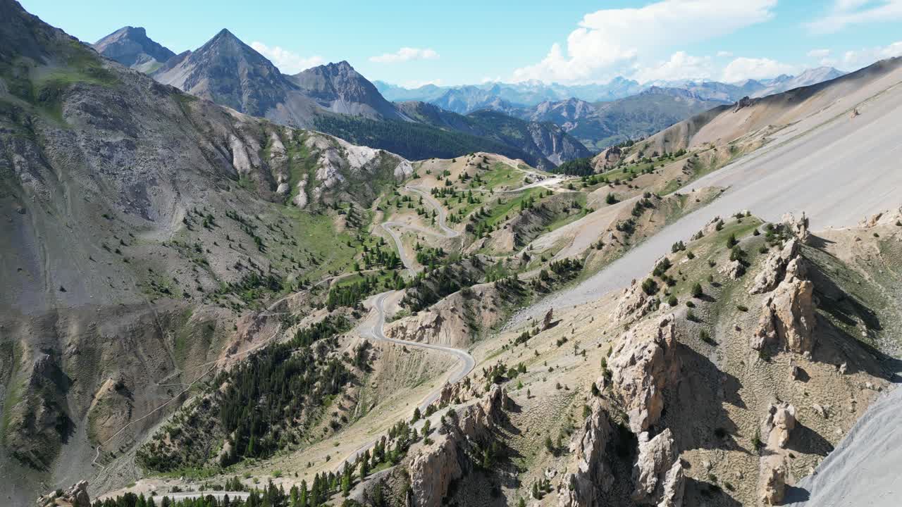 Passo di montagna delle Alpi francesi Col de l'Izoard e Casse Déserte nelle Alte Alpi, Francia - Aerea 4K.