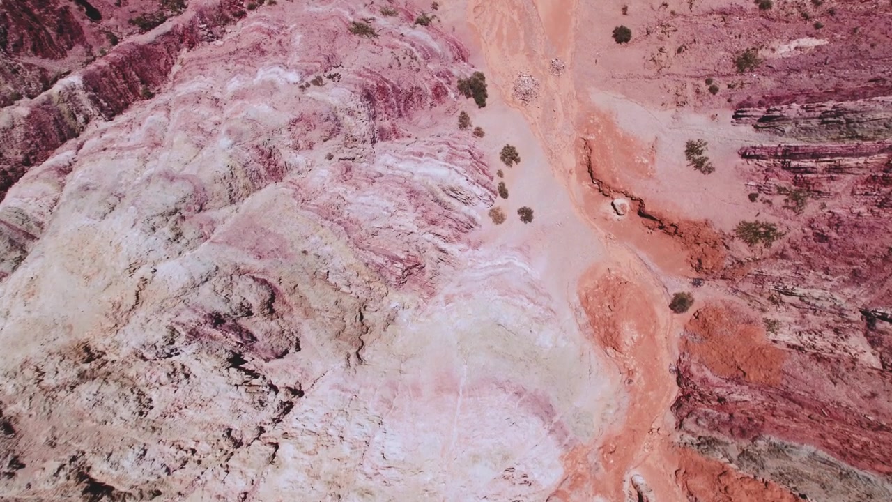 Vista aérea de drone 4K de Purmamarca, Jujuy, Argentina. Vila andina colorida cercada pela icônica Colina das Sete Cores, com formações montanhosas únicas em vermelho, laranja e verde