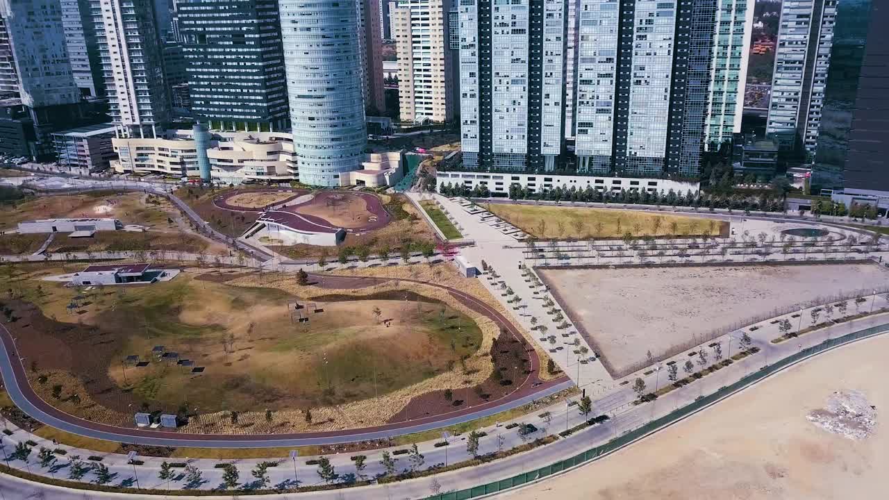 vistas diferentes del parque la mexicana en cdmx