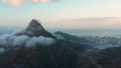 vista tranquila del pico de la cabeza de león rodeado de nubes blancas en ciudad del cabo, sudáfrica