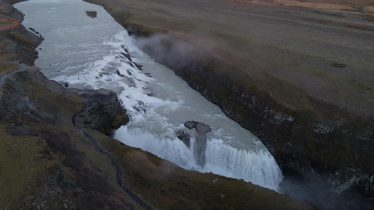 un dron sobre la cascada de gullfoss en islandia