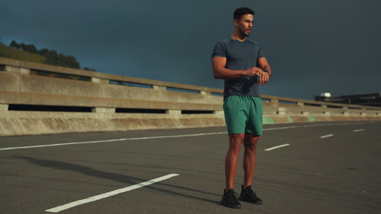 fitness, hombre y calle de la ciudad para comprobar el reloj