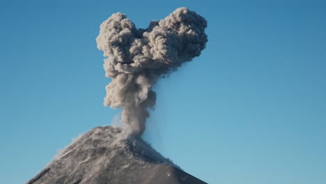 Erupción-Masiva:-Columna-De-Ceniza-En-Forma-De-Corazón-Se-Eleva-Desde-El-Volcán-Fuego-En-Guatemala