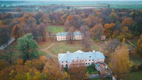 Eleja-Gutspark-Und-Teehaus-Im-Herbst