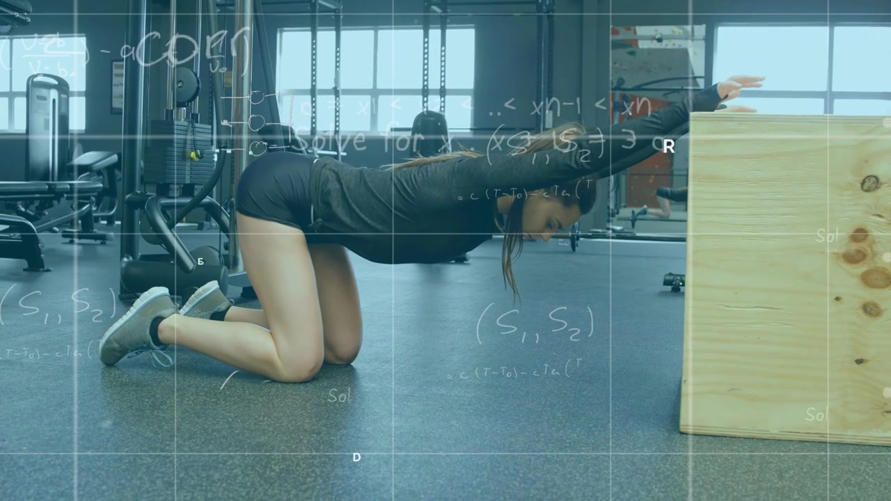Verticale video: Knielende vrouw in sportkleding zet zich schrap op een plyobox en strekt been uit voor balans.