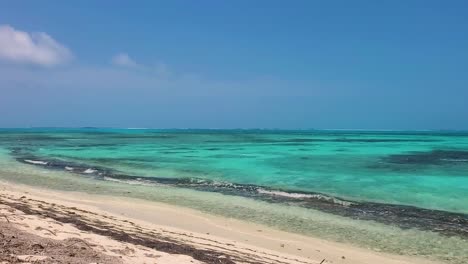 POV-Beobachtung-Der-Gesamten-Tropischen-Küste,-Panoramablick-Auf-Den-Strand-Mit-Türkisfarbenem-Meerwasser