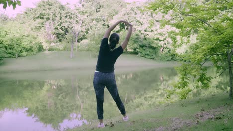 Mujer-Asiática-Hace-Ejercicio-En-El-Parque-Al-Aire-Libre-Con-Nueva-Normalidad-En-Situación-Covid-19