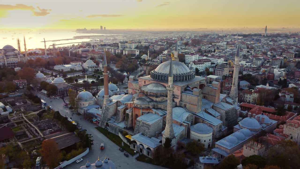 vista aérea del cuerno de oro de estambul al amanecer.