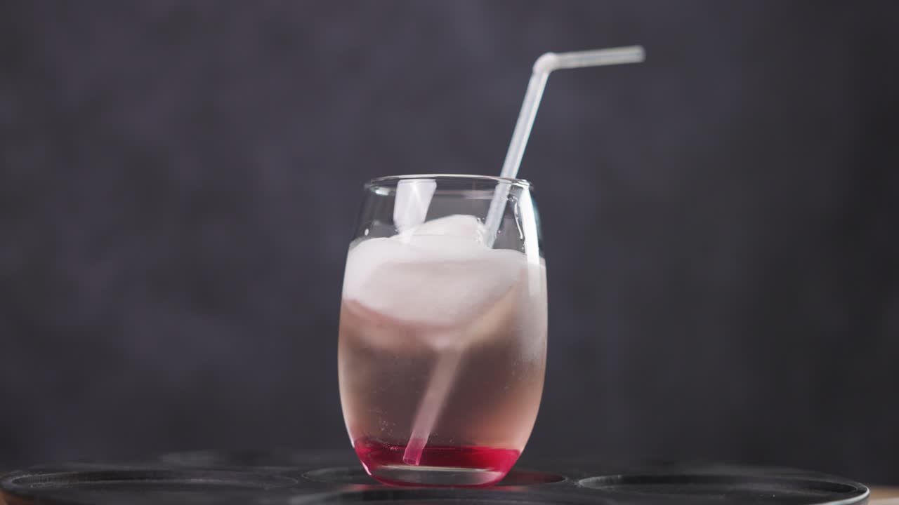 칠레의 전형적인 여름 술, 아이스크림, 파이페노 와인 및 그라나다나와 함께 칠레 컵의 테일.