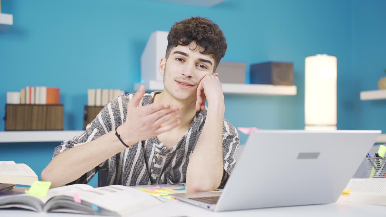 el estudiante sonriente mirando a la cámara sopla un beso.