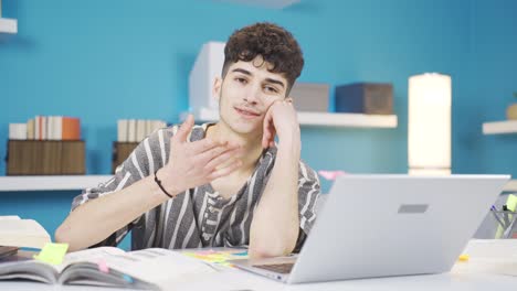 el estudiante sonriente mirando a la cámara sopla un beso.