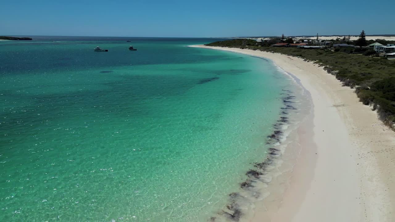 vista aérea de la prístina playa de lancelin agua turquesa cristalina y paisaje de arena blanca, australia occidental