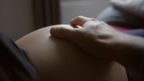 Streichelt-Den-Großen-Babybauch-Der-Baldigen-Mutter