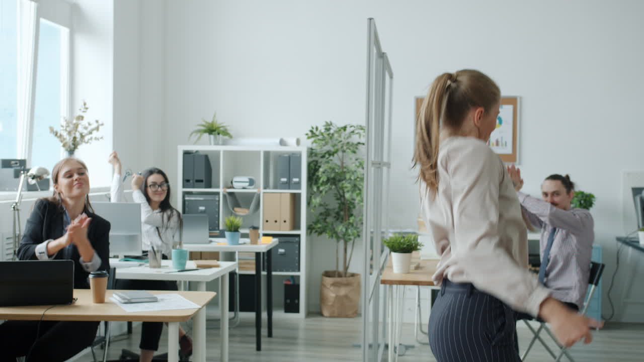 офисная танцевальная вечеринка