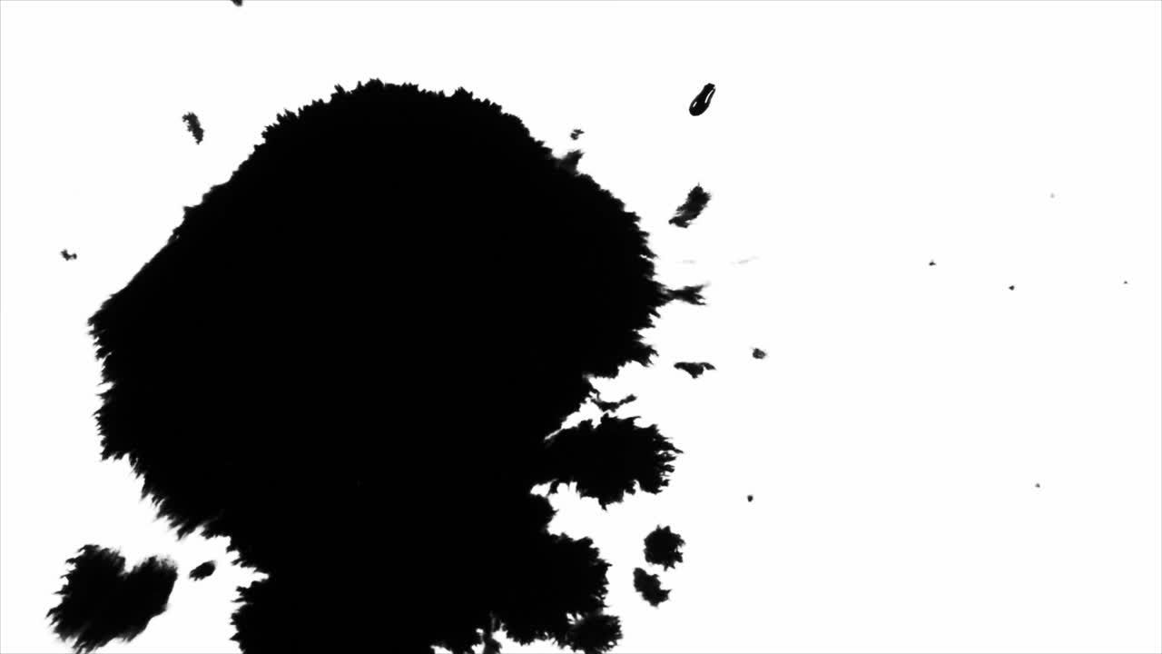Schizzo di inchiostro nero che si diffonde su sfondo bianco