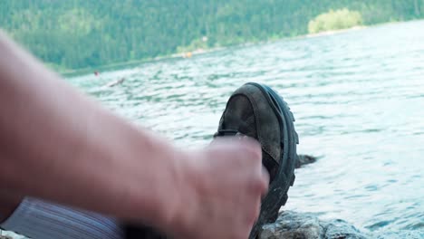 Mann-Schnürt-Wanderschuhe-Vor-Atemberaubender-Aussicht