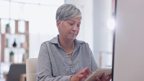 Technology,-businesswoman-with-tablet