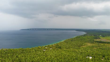 Natural-landscape-to-relax-in-Georgian-Bay-with-turquoise-lake-and-green-forest-in-Ontario,-Canada