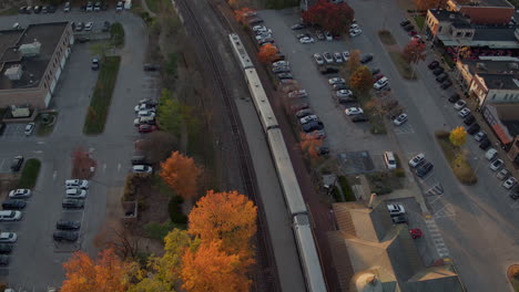 Vista-Aérea-De-Un-Tren-De-Pasajeros-Estacionado-En-Una-Estación-En-Kirkwood-En-St