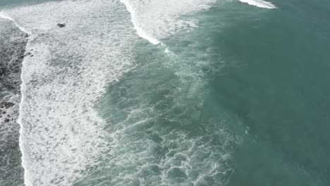 Olas-Rompiendo-En-Un-Arrecife-Con-Cámara-Panorámica-Con-Ola