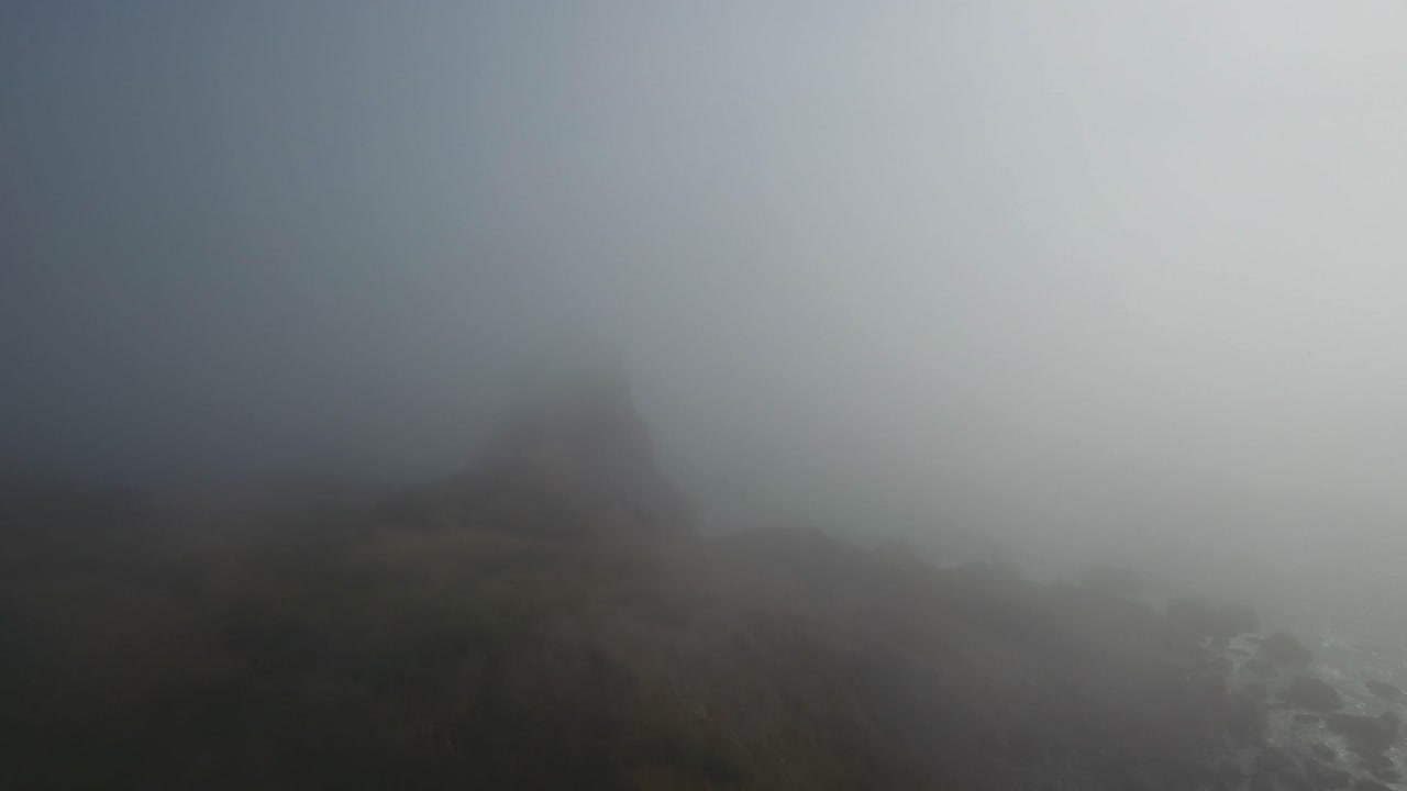 공중: 오레곤의 안개를 뚫고 드론이 암석을 드러내기 시작합니다.